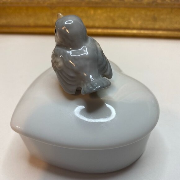Vintage Otagiri Trinket Box White Porcelain Heart with Blue Bird on Lid 3x3x3 - Picture 5 of 7